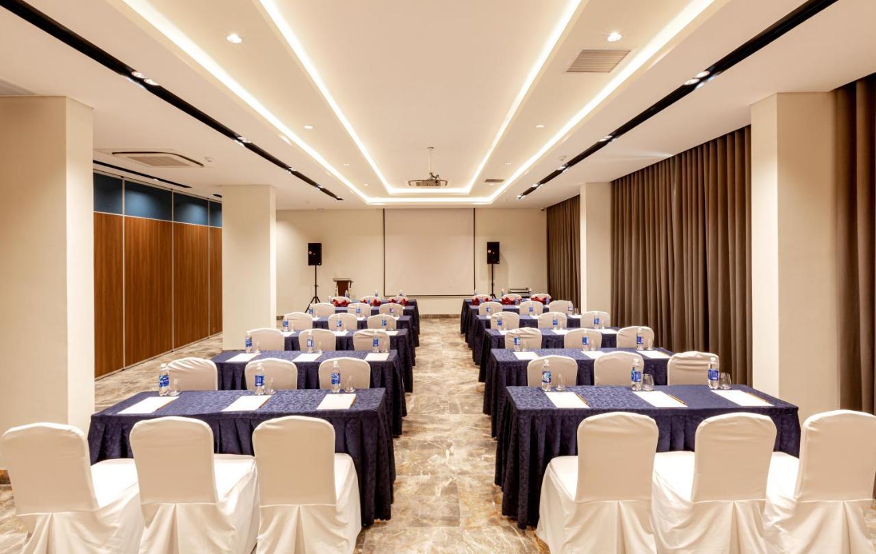 Phu Thang Grand Hotel Duc Hoa エクステリア 写真