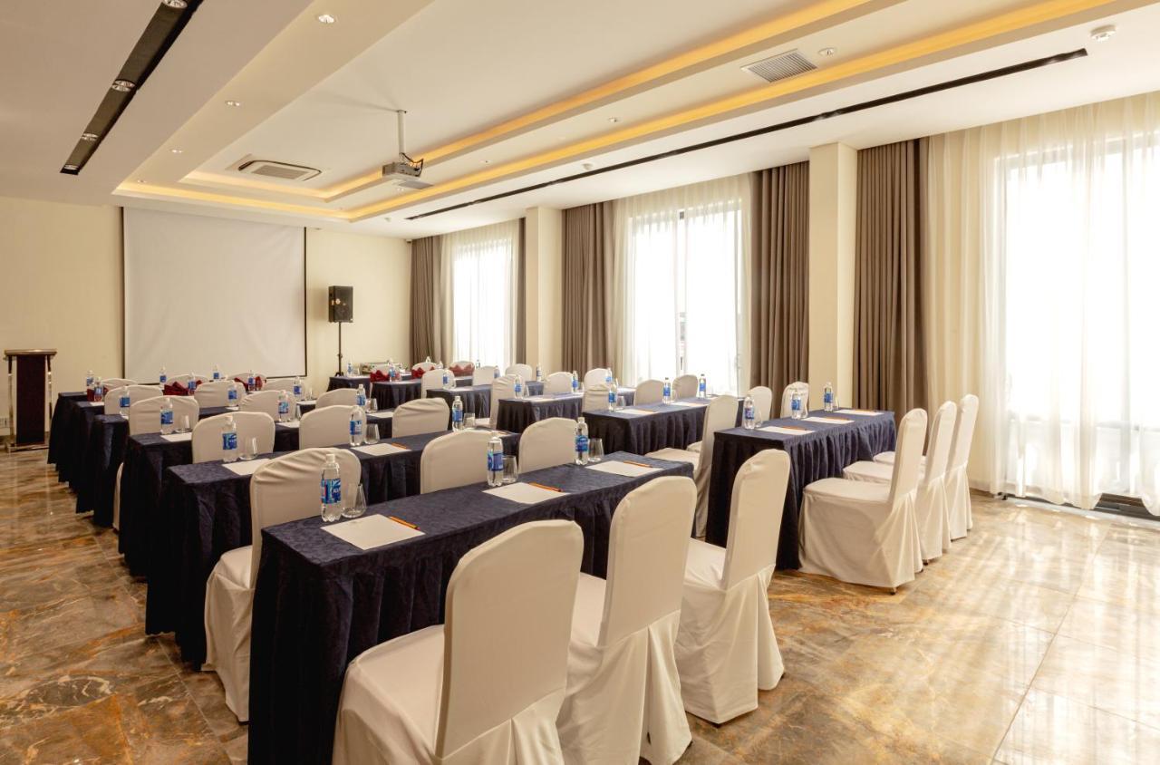 Phu Thang Grand Hotel Duc Hoa エクステリア 写真